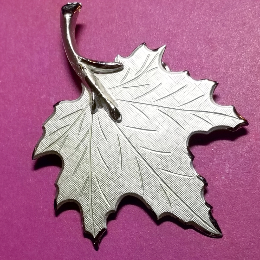 Vintage maple leaf brooch silver tone metal pin textured tree nature woodland
